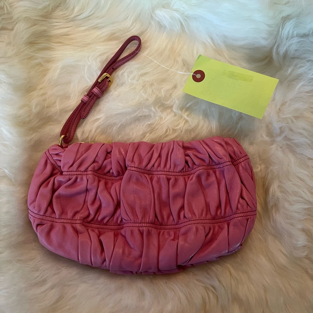 Prada clutch bag pink leather authentic 225-0964 in great condition. Super Cute - Picture 2 of 10